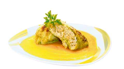 Foto von einer Bulgur-Wirsingroulade mit Karotten, Schafskäse und Süßkartoffel-Kürbissoße