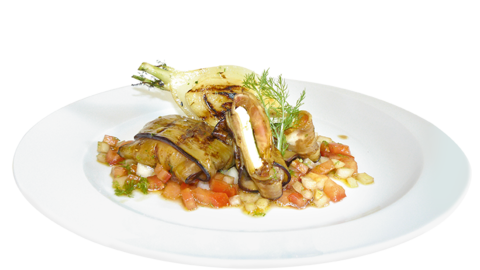 Foto von gefüllten Auberginen mit Hackfleisch und gebratenem Gemüse