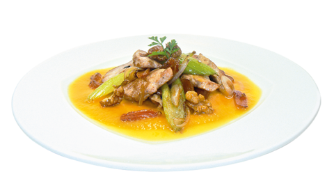 Foto von  einem geschnetzelten Filet mit Trockenobst, Staudensellerie und Walnüssen