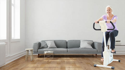 Frau auf Ergometer in der eigenen Wohnung