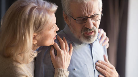 Mann fasst sich mit Schmerzen an die Brust