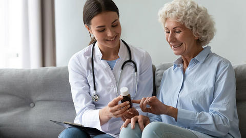 Arzt und Patient besprechen Einnahme von Sartane