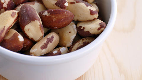 Schale mit Paranüssen