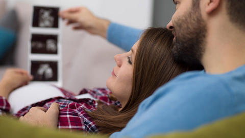 Päärchen schaut sich Ultraschallbilder an 