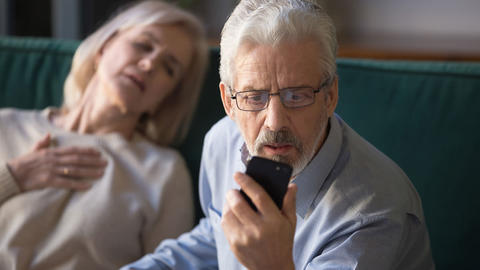 Mann ruft für die Ehefrau den Notruf
