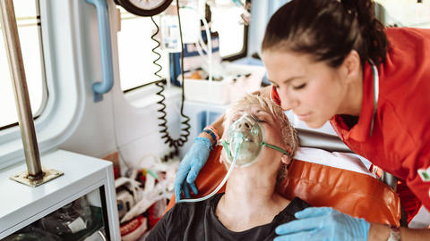Frau in Rettungwagen