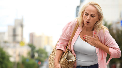 Frau hat beim Einkaufen atemnot