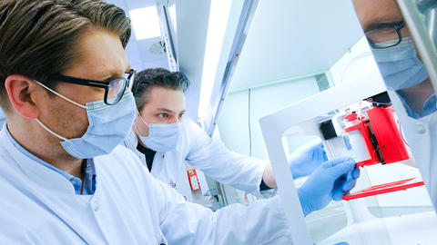 Bild vom Preisträger Rouven Berndt im Labor