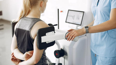 Frau macht Sportübungen unter Aufsicht