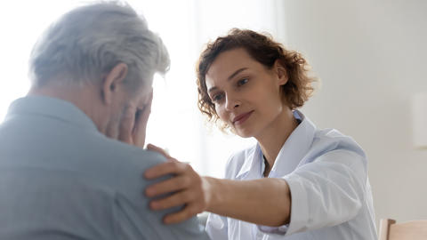 Ärztin tröstet Herzpatient mit psychischen Problemen