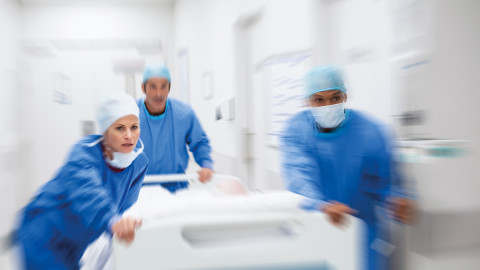 Arzt-Team auf den Weg in den OP