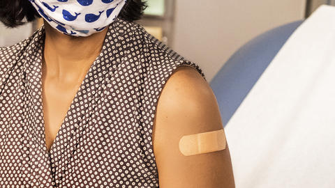 Frau hat die Corona-Impfung erhalten