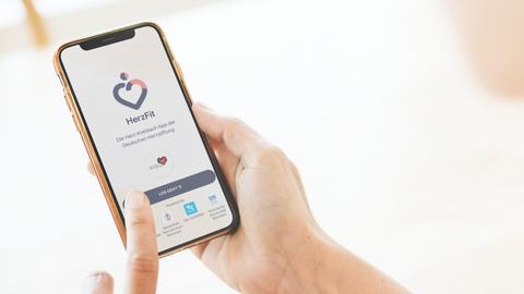 Frau mit Handy in der Hand