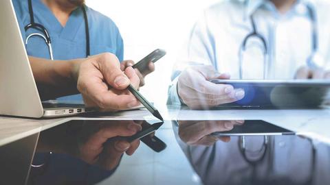 Medizinisches Team berät sich am Tisch