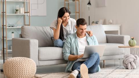 junges Pärchen schaut sich das Online-Seminar der Kinderherzstiftung an 