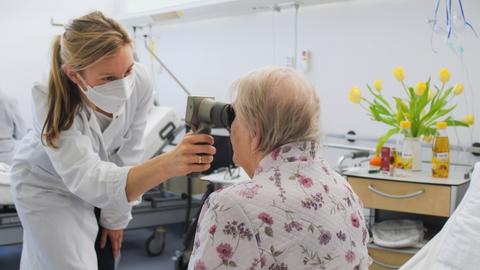 Ärztin misst bei einer Patienten den Augendruck