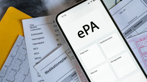 eine Handyaufnahme, wo die elektronische Patientenakte geöffnet ist