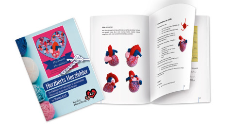 Titelseite und Innenansicht des Häkelbuchs Herzberts Herzfehler