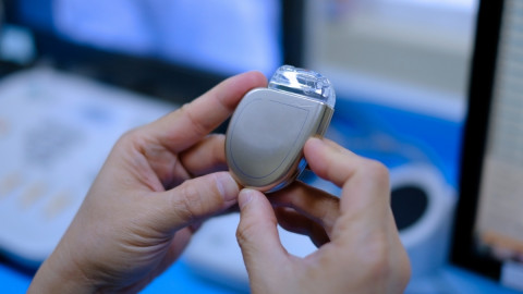 Medizinisches Personal hält einen Defi in der Hand