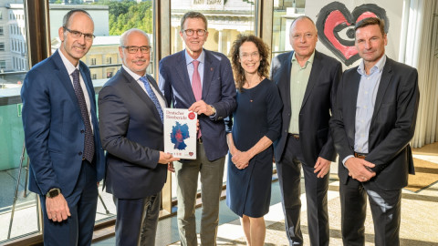 Prof. Torsten Doenst, DGTHG, Dr. Georg Kippels MdB, Prof. Heribert Schunkert, Herzstiftung, Prof. Ulrike Herberg, DGPK, Dr. Eike Langheim, DGPR, Prof. Holger Thiele, DGK (v.l.n.r.).