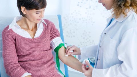Frau bekommt Blut abgenommen