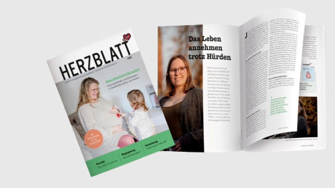 Titelseite und Innenansicht von HERZBLATT 1/2026