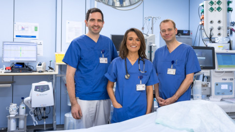 Dr. Betül Toprak mit ihren Forscherkollegen im Schockraum der Notaufnahme des Universitätsklinikums Hamburg-Eppendorf