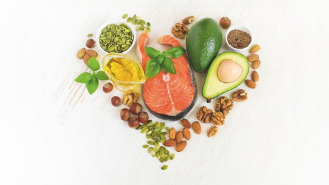 Gesunde rohe Nahrungsmittel mit Omega 3, die in einer Herzform angeordnet sind.