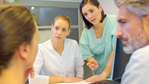 Ein Austausch in der Gesundheitsbranche zwischen Arzt, med. Fachpersonal und Betroffenem