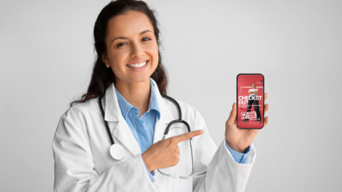 Ärztin hält Handy mit der Kampagne in die Kamera